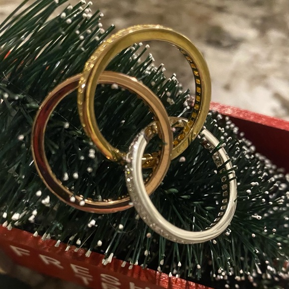 Elegant Tri-Color Interlocking Ring Set - Picture 2 of 5